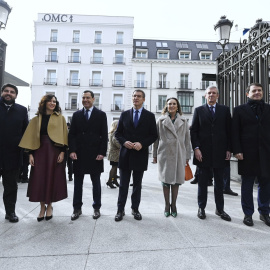 (I-D) El presidente de la Región de Murcia, Fernando López Miras; la presidenta de la Comunidad de Madrid, Isabel Díaz Ayuso; el presidente de la Junta de Andalucía, Juanma Moreno; el presidente del Partido Popular, Alberto Núñez Feijóo; la secreta