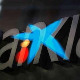 Los logos de las entidades Bankia y CaixaBank.- EFE