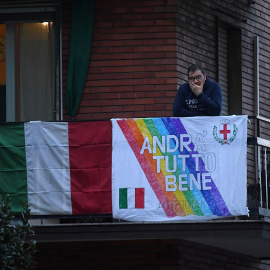Un hombre, en el balcón de su vivienda en Roma, con una pancarta con el lema " Andra Tutto Bene" ("Todo va a ir bien"). REUTERS/Daniele Mascolo