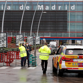 Trabajadores del Samur llegan al hospital de emergencia habilitado en Ifema en Madrid. EFE