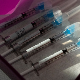 Cinco dosis de la vacuna de Pfizer contra la covid-19, listas para ser aplicadas. REUTERS/Jacquelyn Martin/Pool