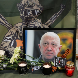 Un retrato del jefe del grupo privado de mercenarios Wagner Yevgeny Prigozhin en un memorial con flores y otros objetos en Moscú. REUTERS/Stringer