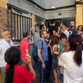 Vecinos y miembros del Sindicat de Barri de Carolines que se han concentrado para protestar y evitar el deshucio de una familia del barrio de Colonia Requena de Alicante con un menor de 6 años con una discapacidad tras conocerse este miércoles la morato