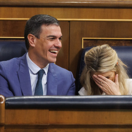 El presidente del Gobierno, Pedro Sánchez y la vicepresidenta segunda y ministra de Trabajo y Economía Social, Yolanda Díaz, durante una sesión de control al Gobierno, en el Congreso de los Diputados, a 22 de febrero de 2023, en Madrid (España). EURO