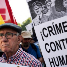 Imagen de una protesta de víctimas del franquismo frente al Congreso de los Diputados.-EFE/Luca Piergiovanni
