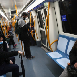 Viajeros del metro de Madrid mantienen la distancia social, durante el estado de alarma por la pandemia del coronavirus. REUTERS / Susana Vera