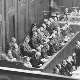  Banquillo de los acusados durante el primer día (27 de agosto de 1947) del juicio contra IG Farben, dentro del Proceso de Nüremberg. Wikimedia Commons