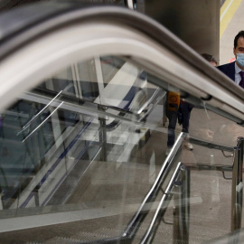 El vicepresidente de la Comunidad de Madrid, Ignacio Aguado (Cs), usa una mascarilla durante su visita a la estación de Metro de Feria de Madrid. EFE/Ballesteros