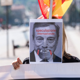  Un manifestante sostiene un cartel que representa al ex primer ministro italiano, Mario Draghi.- EUROPA PRESS
