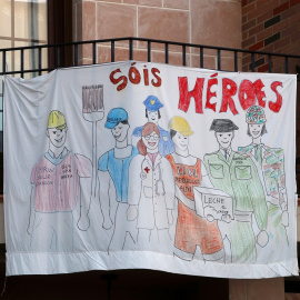 Una pancarta en un balcón en la localidad malagueña de Ronda. REUTERS/Jon Nazca