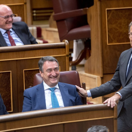 Alberto Núñez Feijóo, líder del PP, y Aitor Esteban, portavoz del PNV en el Congreso, en el Congreso, durante la segunda jornada del debate de investidura fracasada del primero. / Alberto Ortega (Europa Press)