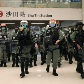 Policías antidisturbios entran en un centro comercial de Hong Kong para disolver una manifestación contra el Gobierno. REUTERS/Tyrone Siu