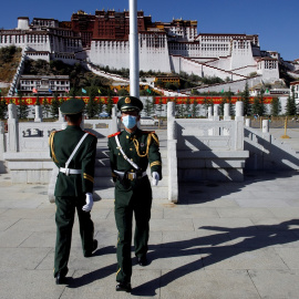 Policías paramilitares durante un cambio de guardia frente al Palacio de Potala en Lhasa, en la Región Autónoma del Tíbet (China). REUTERS / Thomas Peter