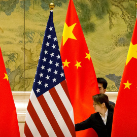 La bandera de Estados Unidos entre varias de China, antes de una sesión de las negociaciones comerciales entre ambos países, en Pekín, en febrero de 2019. REUTERS/Mark Schiefelbein / Pool