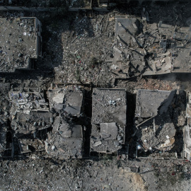 Una vista aérea de los edificios dañados y demolidos tras los ataques aéreos israelíes. Foto: Mohammed Talatene/dpa