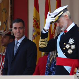 Fotografía del 12 de octubre del presidente del Gobierno, Pedro Sánchez (i) con el Rey Felipe VI (d), durante el acto solemne de homenaje a la bandera nacional y desfile militar. EE.P./Eduardo Parra