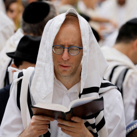 Un creyente cubierto con un chal de oración participa en la bendición sacerdotal durante la festividad judía de Sucot en el Muro de las Lamentaciones, el lugar de oración más sagrado del judaísmo, en la Ciudad Vieja de Jerusalén. REUTERS/Ammar Awad