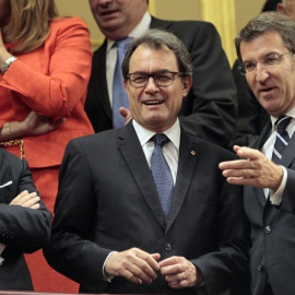 Alberto Núñez Feijóo, líder del PP (d), en una imagen de archivo con los entonces presidente catalán, Artur Mas (c), y vasco, Iñigo Urkullu, en el Congreso.