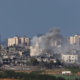  El humo se eleva sobre la Franja de Gaza durante el bombardeo israelí mientras continúan los combates entre tropas israelíes y militantes islamistas de Hamás. Foto: Ilia Yefimovich/dpa/europapress