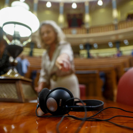  Detalle de unos los auriculares de traducción en el hemiciclo, este martes.- EFE/ Juan Carlos Hidalgo