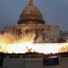 Los seguidores del presidente estadounidense Donald Trump, agolpados en las escalinatas de acceso al edificio del Capitolio, en Washington. REUTERS/Leah Millis