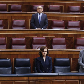 El presidente del Gobierno, Pedro Sánchez y los vicepresidentes primera, Carmen Calvo y segundo, Pablo Iglesias, durante el minuto de silencio en recuerdo de las víctimas del coronavirus en el hemiciclo del Congreso. EFE/ Ballesteros POOL