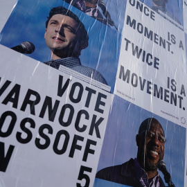 Carteles electorales de los candidatos del Partido Demócrata al Senado, Jon Ossoff y Raphael Warnock, en las elecciones en el estado de Georgia (EEUU). REUTERS/Elijah Nouvelage