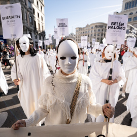  Decenas de personas llevan carteles con nombres de mujeres asesinadas por violencia machista, a 25 de noviembre de 2023, en Madrid. Diego Radamés / Europa Press