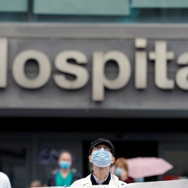 Personal sanitario del Hospital La Paz de Madrid guarda dos minutos de silencio en recuerdo y homenaje de sus compañeros fallecidos por covid-19. REUTERS/Juan Medina