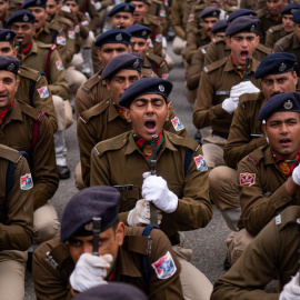  Un agente de Policía de Nueva Delhi bosteza durante el ensayo del desfile del día de la República.- EP