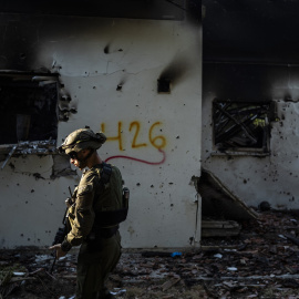 Un soldado israelí patrulla la zona del Kibbutz Be'eri, cerca de la frontera entre Israel y Gaza. Foto: Ilia Yefimovich/dpa