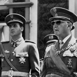 El dictador Francisco Franco con el entonces príncipe Juan Carlos, en una foto de enero de 1969. AFP