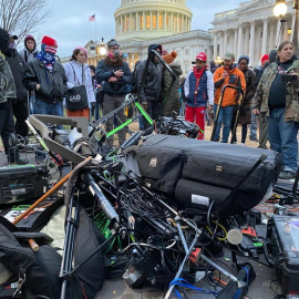 Equipos destrozados de medios de comunicación delante del Capitolio. Tayfun Coskun/Anadolu Agency via Getty Images