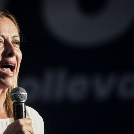  La líder del partido italiano de extrema derecha Fratelli d'Italia (Hermanos de Italia), Giorgia Meloni, se dirige a sus seguidores durante un mitin como parte de la campaña para las elecciones generales, en la Piazza Duomo de Milán, Italia, el 11 de 