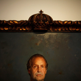 Detalle del retrato de Juan Carlos I, pintado por Felix Revello de Toro, expuesto en la muestra 'Los reyes de España en Málaga: de Isabel la Católica a Juan Carlos I', en el Museo del Patrimonio Municipal de Málaga (Mupam), en junio de 2014. REUTERS/J