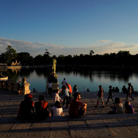Personas paseando y tomando el sol junto al lago del Parque del Retiro, en Madrid, el primer día de su reapertura tras el cierre durante el estado de alarma por la pandemia del coronavirus. REUTERS/Juan Medina