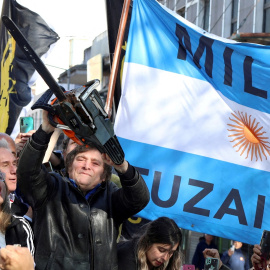  El presidente de Argentina, Javier Milei, con una motosierra durante un mitin del 12 de septiembre de 2023. / REUTERS/Cristina Sille