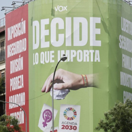  La lona publicitaria 'del odio' que Vox ha desplegado en la calle Alcalá de Madrid, a lunes 19 de junio.- EFE