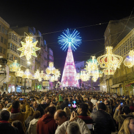Centenares de personas asisten al encendido de las luces de Navidad 2023 en Porta do Sol, en Vigo. EUROPA PRESS/Javier Vázquez 