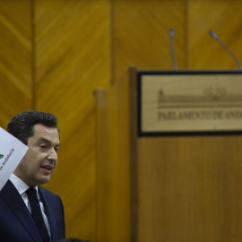 El presidente de la Junta de Andalucía, Juanma Moreno, durante su intervención en la sesión de control al Gobierno, en el Parlamento de Andalucía. E.P./María José López