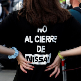 Una mujer en las protestas contras el cierre de la factoría de Nissan en la Zona Franca de Barcelona. REUTERS/Albert Gea