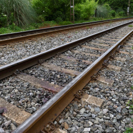 Vista del lugar donde dos mujeres prostituidas murieron al ser arrolladas por un tren en Cantabria cuando una intentaba que la otra no se suicidara. EFE/Pedro Puente Hoyos