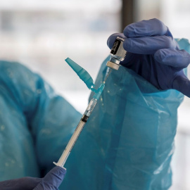 Una trabajadora sanitaria prepara la segunda dosis de la vacuna contra la covid-19, en una residencia de ancianos en Ibiza. EFE/Sergio G. Cañizares