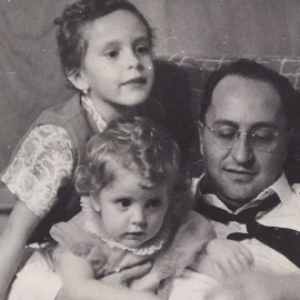 Héctor Abad Gómez, con dos de sus hijas en el documental 'Carta a una sombra', de Daniela Abad y Miguel Salazar.