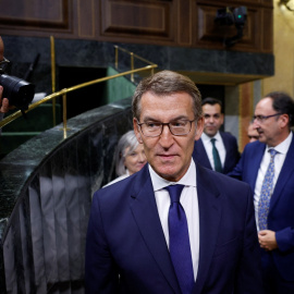 El líder del PP, Alberto Núñez Feijoo, vuelve al hemiciclo del Congreso de los Diputados, tras la pausa de la primera jornada del debate de investidura. REUTERS/Juan Medina