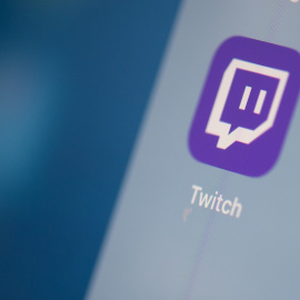 El logo de la plataforma de video por streaming Twitch,, en la pantalla de una tablet. AFP/Martin BUREAU