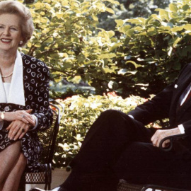 La primera ministra británica, Margaret Thatcher, con el presidente de EE UU, Ronald Reagan, en la Casa Blanca en 1987. /AP
