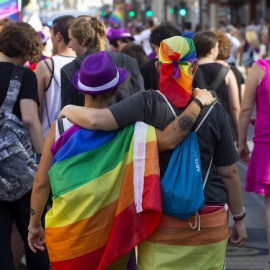  Una pareja de lesbianas, durante el desfile del Orgullo.- EFE