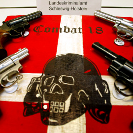 Foto de archivo de armas y propaganda incautadas por la policía alemana al grupo neonazi Combat 18. REUTERS/Christian Charisius