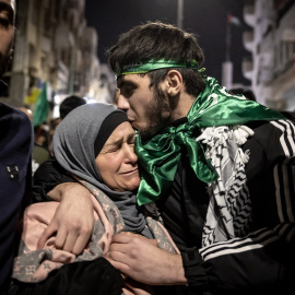 Un prisionero palestino abraza a su madre después de ser liberado a cambio de rehenes israelíes liberados por Hamás, en Ramallah, en la Cisjordania ocupada. AFP/FADEL SENNA